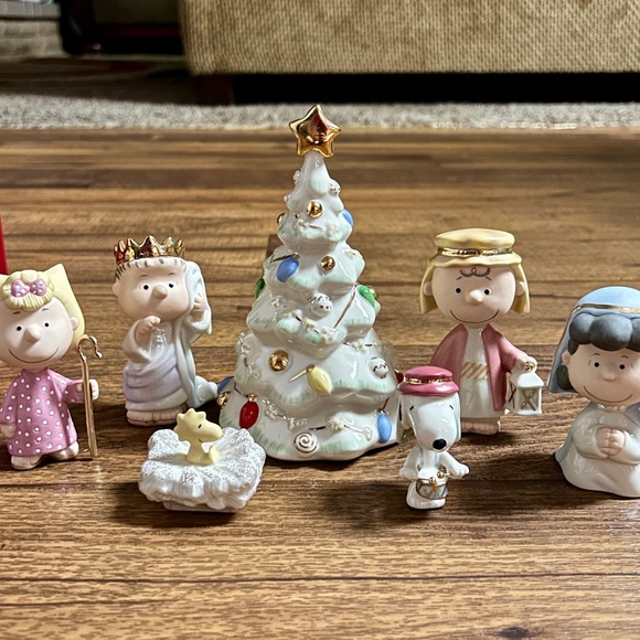 Lenox ~ Peanuts Porcelain Multi-Colors 7-Piece Christmas Pageant Figurines~ New - Picture 3 of 16